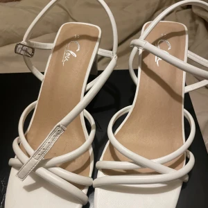 Vita klackar  - Super fina ny köpta vita klackar för super bra pris aldrig använda!