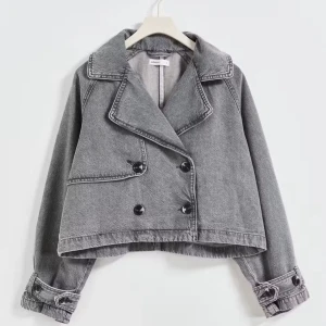 Grå croppad jeansjacka - Säljer en superfin kort trenchcoat från Gina. Den är som ny och endast använd fåtal gånger. Inga defekter finns. Pris går att diskuteras🫶💖Köpt för 500 kronor