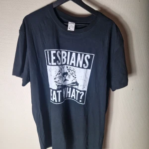 En rolig tröja för de med humor. - 100 % Bomull Storlek XL. Helt oanvänd!.