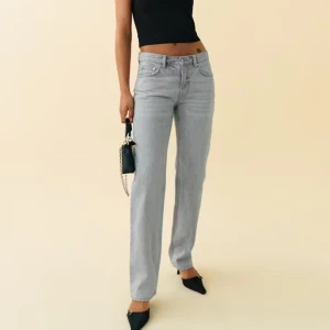 low straight jeans  - Slutsålda gråa ”low straight jeans” från Ginatricot🩶 i storlek 38! Nypris 499kr. 