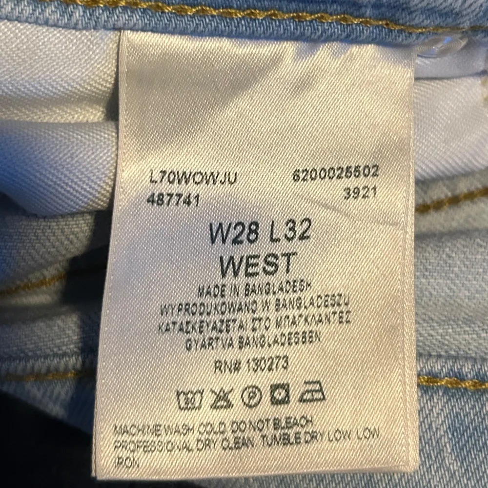 Säljer dessa Lee jeans i modellen West i bra skick Nypris: 1199kr Mitt pris: 249kr. Jeans & Byxor.