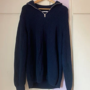 Zip up stickad tröja - I fint skick!  Storlek: M, men oversized så passar L.  Köpt för 500 kr, säljer för 250 kr. Pris kan diskuteras.
