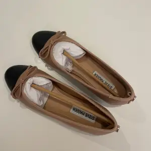 Helt nya ballerinaskor från Steve Madden i storlek 37. Nypris: 1149 kr.