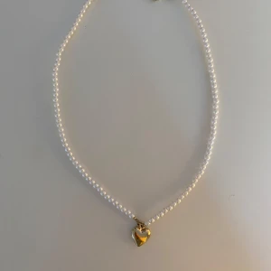 Pärlhalsband med guldhjärta  - Knappt använd!