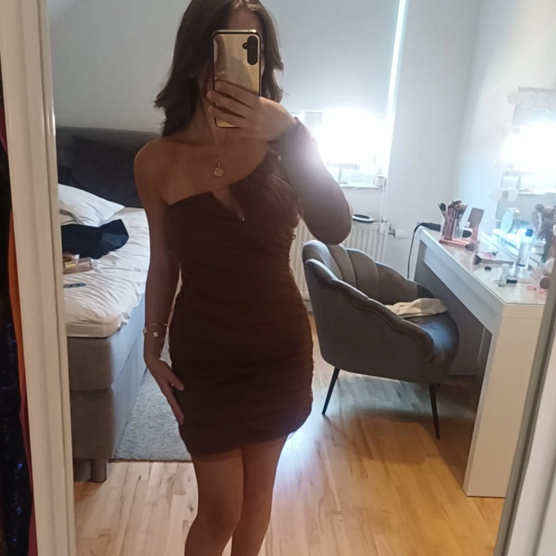 Brun oneshoulder klänning