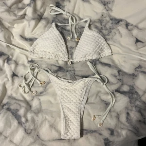 Krämvit bikini - Säljer min krämvita oanvända bikini ifrån shein. Storlek S och sitter jättefint på med fina detaljer och snäckor!