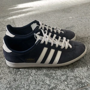 Adidas gazelle - Säljer nu mina adidas gazelle som jag köpte som extra skor på en resa för att jag glömde mina hemma de är nu för små och kommer inte till användning de blev använda i en vecka så skicket är 9,5/10 lite smutsiga bara hör av dig vid frågor🍾🍾🍾
