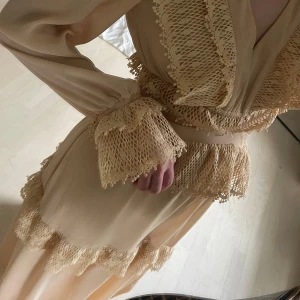 Klänning!! - Jättefin klänning ifrån Raglady.  Köpte förra året, använt en gång så den är i nyskick och jättefin till bröllop eller midsommar. Ny pris är 900, säljer för 550! 