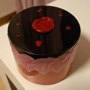 Love potion slime - Luktar jordgubb med jordgubbs charms i. En mer jelly slime. Med vax seals på och blomblad