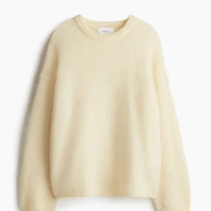 Tröja i mohair mix - Säljer denna super fina stickade tröja från HM. Den är endast testat!! Aldrig använd!!