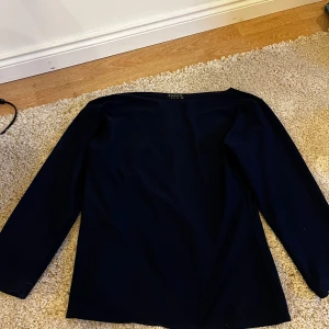 Marinblå Trekvarts armad tröja  - Fin tröja i väldigt bra skick. Liten i storleken. 