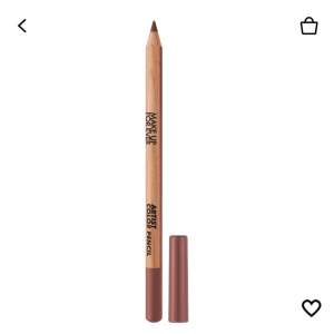 Säljer make up forever colour pencil i färgen 600 ANYWHERE COFFEINE🤎 Det är en multifunktionell produkt och kan användas som läpp penna, eye liner eller att ha i globlinjen Det är 1.41g och det kommer hålla otroligt Skriv till mig om du undrar något❤️