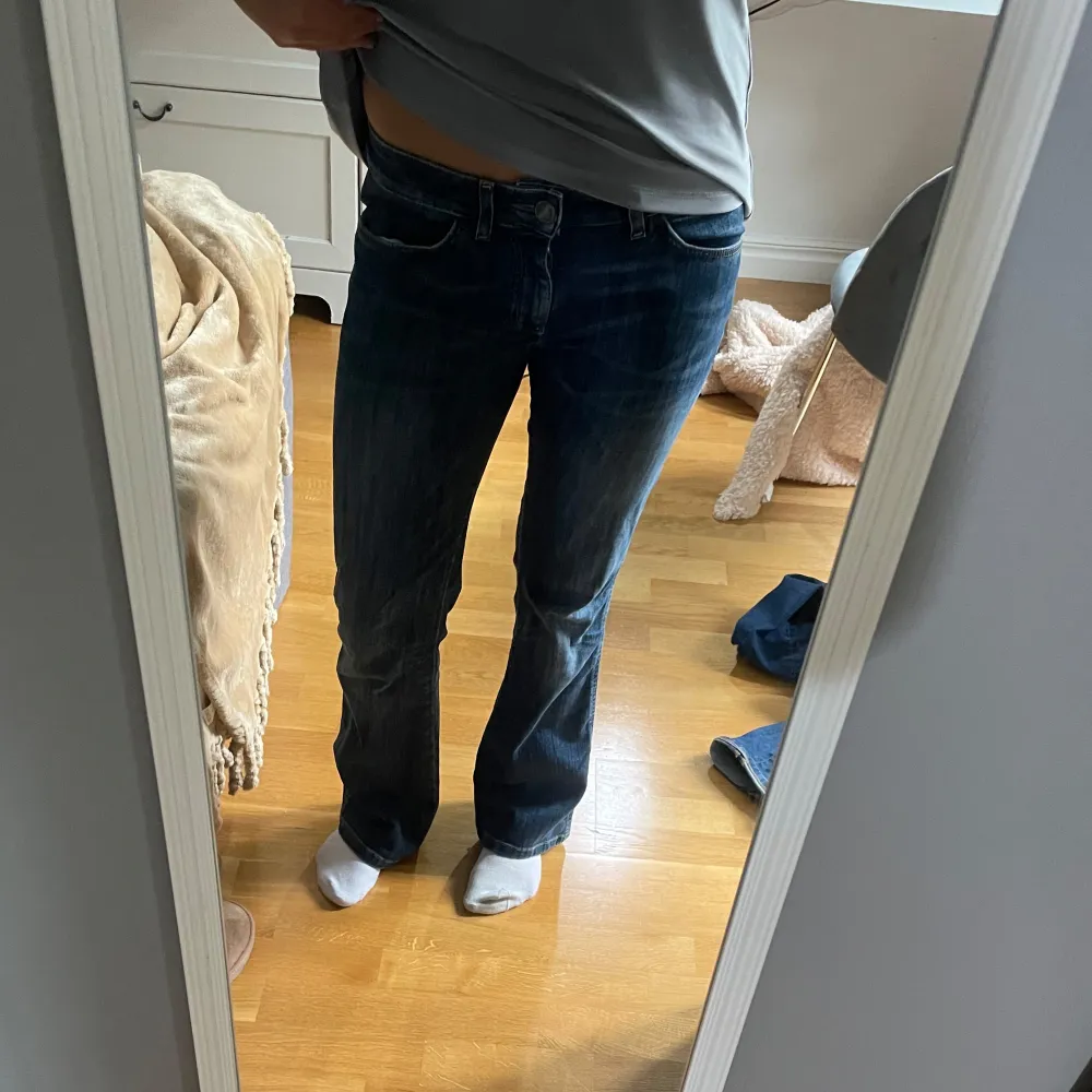 Säljer ett par mörkblå jeans i bra skick. De har en klassisk bootcut-stil och är lågmidjade. Perfekta för en avslappnad look!. Jeans & Byxor.