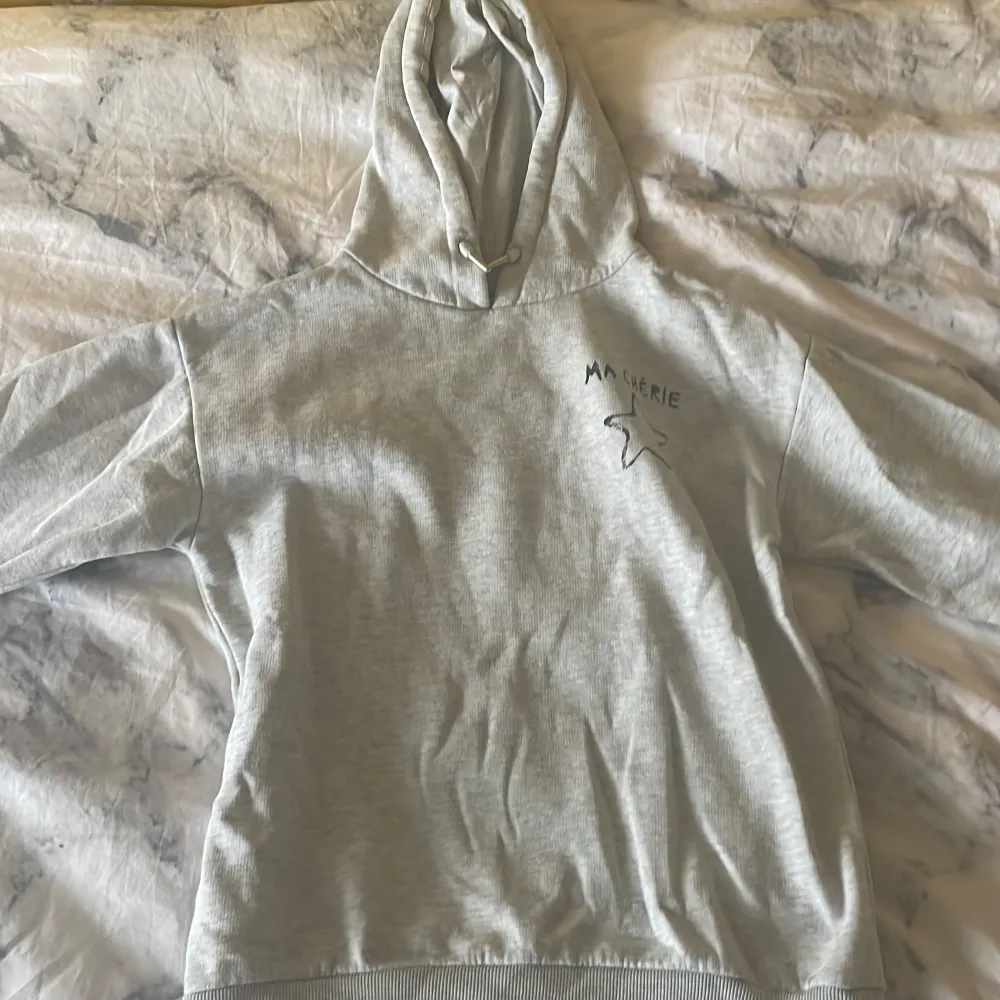 Jätte gullig hoodie som tyvärr inte används längre. storleken är 146-152. Den är i bra skick. Vill bli av med därav priset❤️(kan diskutera priset). Hoodies.