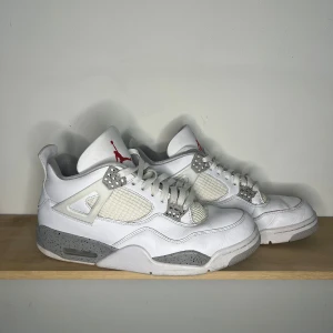 Jordan 4 Oreo - Säljer dessa as snygga skor då de inte längre används. De är fantastiskt feta och i bra skick. Finns tecken på användning då de använts några gånger. Hör av er vid frågor😊