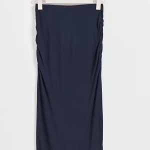 Soft touch ruched skirt - Säljer denna mörkblåa långkjolen eftersom att jag inte har någon användning av den har bara använt den en gång. Den är slutsåld i denna färgen både online och i butik så passa på. Köpt för 299kr men säljer för 150kr 