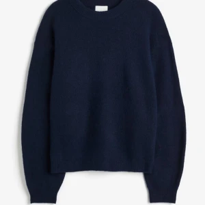 stickad tröja  - marinblå stickad tröja från hm, fint skick, helt slutsåld på hemsidan