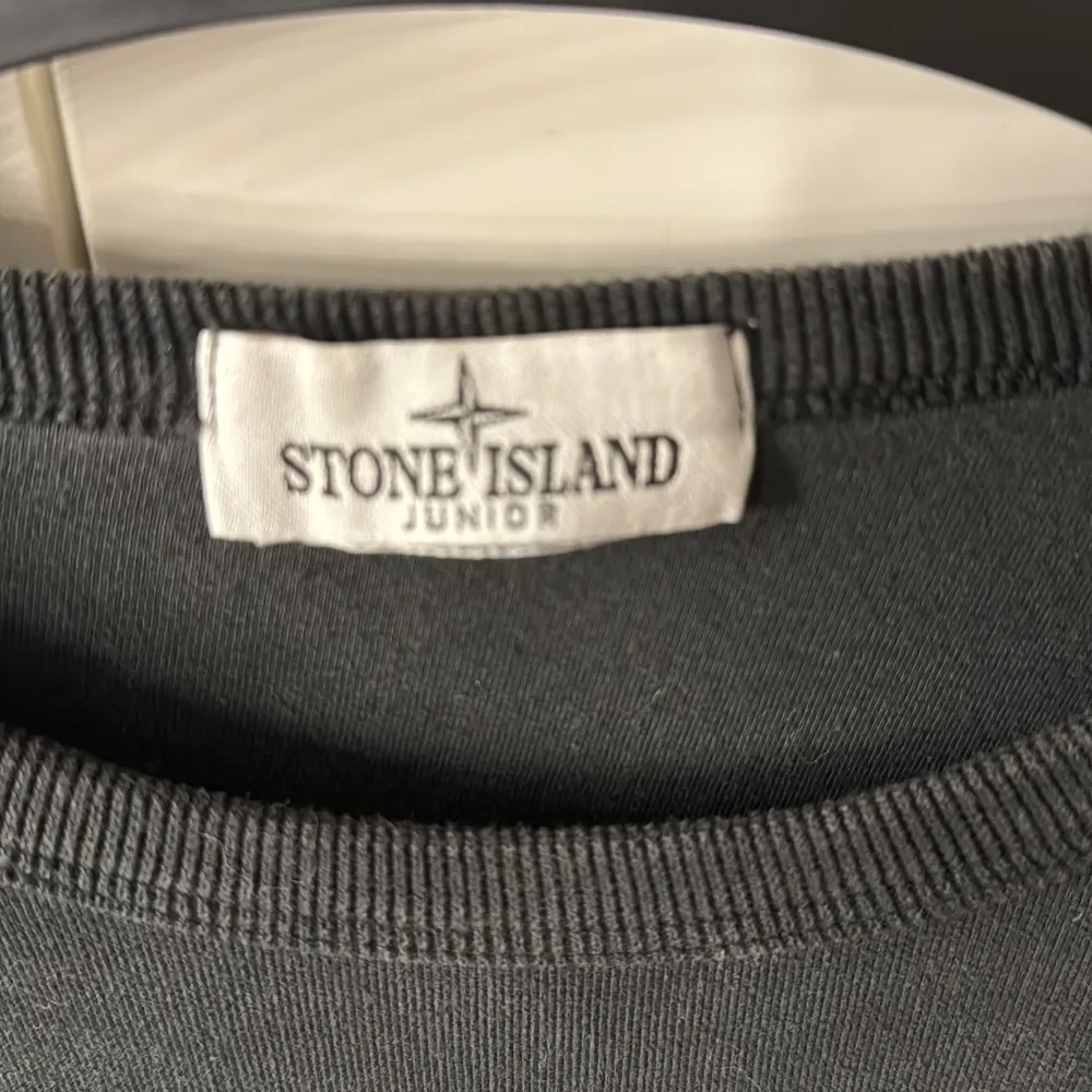 Säljer denna Stone island tröja som jag har växt ut. Skicket är väldigt bra då den är använd sparsamt. Den är köp på nk och är i storlek 170. Färgen är en mörk blå. . Hoodies.