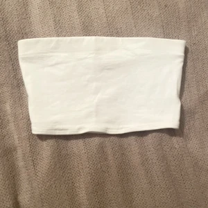 Vit tubtopp från hm divided - Vit axelbandslös tubtopp från hm Divided. Den är i storlek xs. 