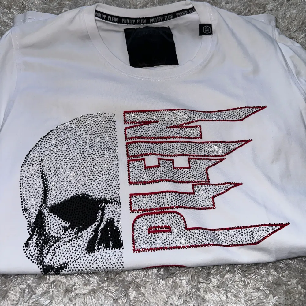 Snygg philipp plein T-shirt. Skick 10/10 storlek L. Hör av dig vid frågor. T-shirts.