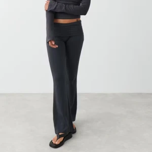 Yoga pants  - Säljer dessa skit snygga mörk gråa yoga pantsen ifrån Gina då dom inte passade mig, dom är helt nya och har prislappen kvar💗