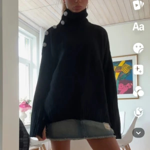 Zadig tröja  - Säljer denna Zadig tröja. Helt ny med lappar kvar. Köpt förra året men inte kommit till användning och bara hängt i garderoben!! Skriv för mer frågor och bilder!!