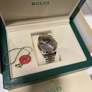 Rolex date just - Hej jag säljer min rolex date just med box och tillbehör den är helt ny.