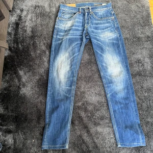 Dondup jeans - Säljer nu dessa skit snygga dondup jeans i modellen George som är storlek 29 då jag har växt ur dom, vid någon fundering är det bara att skicka ett pm, byte kan vara intressant.