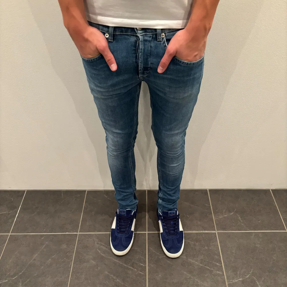 Dondup Jeans George! Trendigaste jeansen på marknaden.  Storlek= 30 Skick= 9,5/10 Ny pris= 4000 kr Säljs för= 849 kr . Jeans & Byxor.