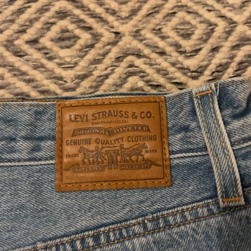 Säljer denna snygga jeanskjol från Levi’s i storlek w25, då den ej passar längre och inte kommer till användning. Använd fåtal gånger då den redan var rätt liten för mig när jag köpte den 💕. Kjolar.