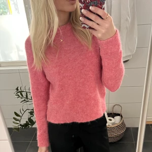 Stickad tröja Samsøe Samsøe - Superfin rosa stickad tröja från Samsøe Samsøe. Bra skick. Stl XS, liten i storleken💞