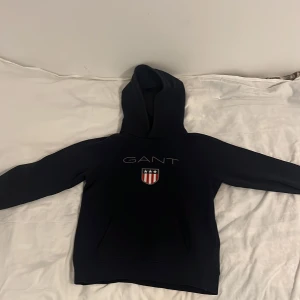 Gant Hoodie - En gant Hoodie köpt ifrån gant. Den är i storlek 158-164, i färg marinblå. Den säljs då den inte passar längre. Nypris ligger på runt 800-900kr, pris kan diskuteras✅