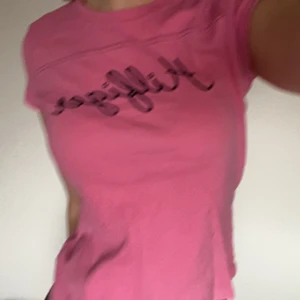 Rosa Tommy hilfiger tröja  - Måttligt använd rosa babytee. 