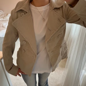 Beige kavaj med knappar - Säljer en snygg beige kavaj! Från h&m i storlek 38. Passar perfekt till jeans eller en klänning!✌🏼✌🏼🩷