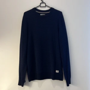 Jack and Jones CrewNeck - Jack and Jones CrewNeck i färgen mörkblå. Kan räkna på ett finger hur många gånger jag har använt den. (Väldigt bra skick) Ny pris kanske runt  400kr.