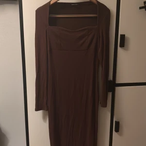 Maxi klänning  - Lång brun klänning, perfekt nu inför de kallare dagarna🍁🍂👏🏽🧸