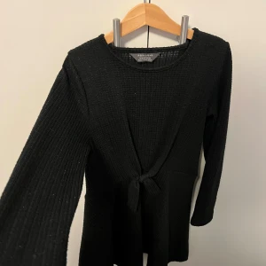 Fin svart klänning - Jätte fin svart klänning som jag tyvärr växt ur. Köpt på Primark, strl: 9-10år. Har inga skador💗 De vita ”fläckarna”/små vita delarna på klänningen är glitter, så den ”glänser”/glittrar lite(inte mycke dock)💞