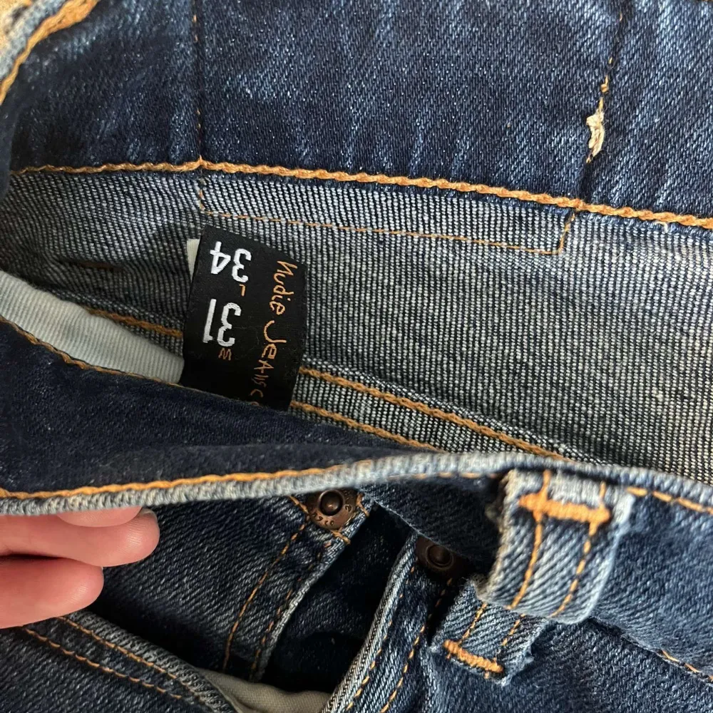 Sparsamt använda nudie jeans i 9/10 skick utan några defekter. Modellen på jeansen heter grim tim. Killen på bilden är 185cm och väger ca 70kg. Waist är 31och lenght är 34. Säljer pga att dem inte längre kommer till användning. . Jeans & Byxor.