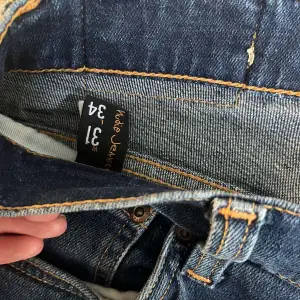 Sparsamt använda nudie jeans i 9/10 skick utan några defekter. Modellen på jeansen heter grim tim. Killen på bilden är 185cm och väger ca 70kg. Waist är 31och lenght är 34. Säljer pga att dem inte längre kommer till användning. 