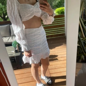 Set med kjol & topp - Köpt från Nelly, helt ny och aldrig använd endast testad. Stl 36 på kjol och stl 34 på toppen. Kjolen är utan prislapp men toppen är den kvar på. Köpte allt för 499kr