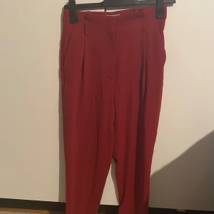 Röda byxor - Röda byxor från HM i storlek 36. De är (väldigt) högmidjade och lite korta i benen.