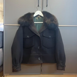 MEOTINE Charlie jacket - svart - Jättesnygg svart meotine jacka, använd ett fåtal gånger och köpt förra hösten, så fin till höst och vinter! Säljer för den inte kommer till användning av mig💕💕 