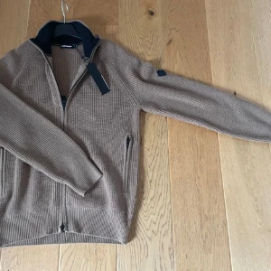 J.Lindeberg zip - Säljer nu denna helt nya och riktigt feta j.lindeberg zip tröjan i storlek S (passar även M). Tröjan är köpt för 2000kr, mitt pris 999kr. Sriv vid fler frågor eller funderingar🤙