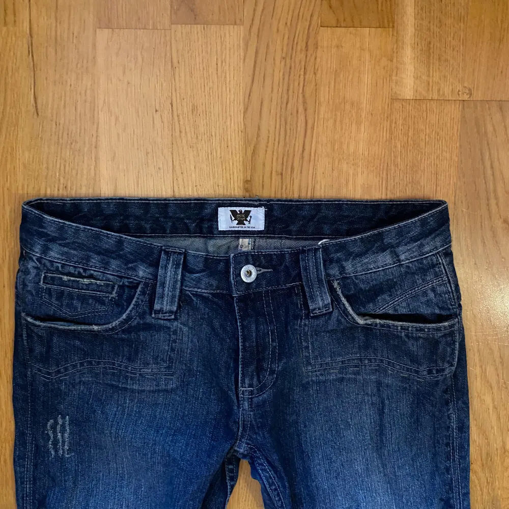 Lowwaist bootcut jeans med coola bakfickor. Midjemått: 38 cm Innerbenslängd:78 cm. Jeans & Byxor.