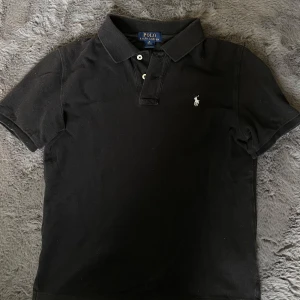 Ralph Lauren piké - Säljer min svarta Ralph lauren piké i storlek 10-12 eftersom jag inte använder den så ofta. Den har inga defekter eller hål. Nypris runt 1000kr. Skick: 9/10. Den passar mig som är 161 cm lång. Passar även längder mellan det också. PRISET KAN DISKUTER