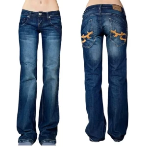 Blå bootcut jeans med broderi - Bilderna är från förra ägaren! De är i jättebra skick bara inte min stil längre! Midja-37,5.   Innerben-85