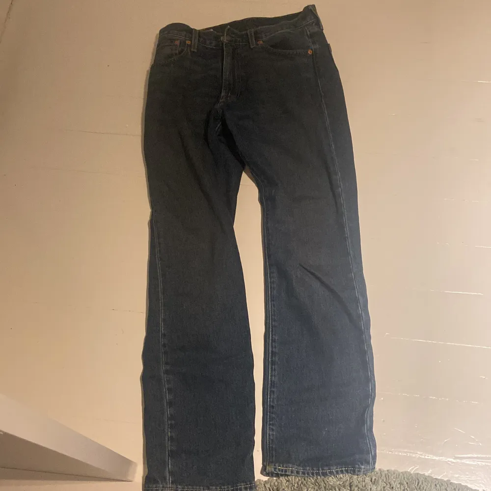 Levis 551or i bra skicka. Mörkblåa och knappt använda. Jeans & Byxor.