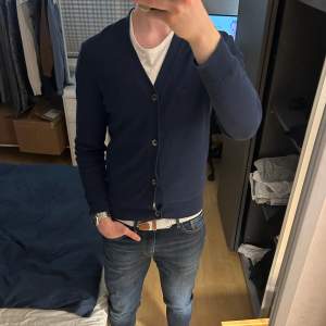 | Riktigt fet stickad cardigan i nyskick! | | Modellen är 187 cm, 83 kg |  | Koftan är felfri och knappt använd | | Vid ytterligare intresse är det bara att höra av sig!🤝⭐️|