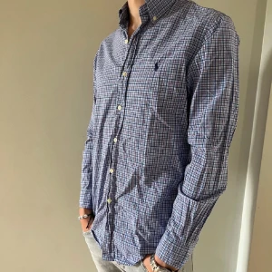 Ralph Lauren Skjorta  - Tjena! Säljer nu min snygga skjorta ifrån Ralph Lauren. Skicket på skjortan är 9,5/10, som ny! Skjortan är i storlek S. Vid fler frågor om passform/bilder är det bara och höra av sig! 