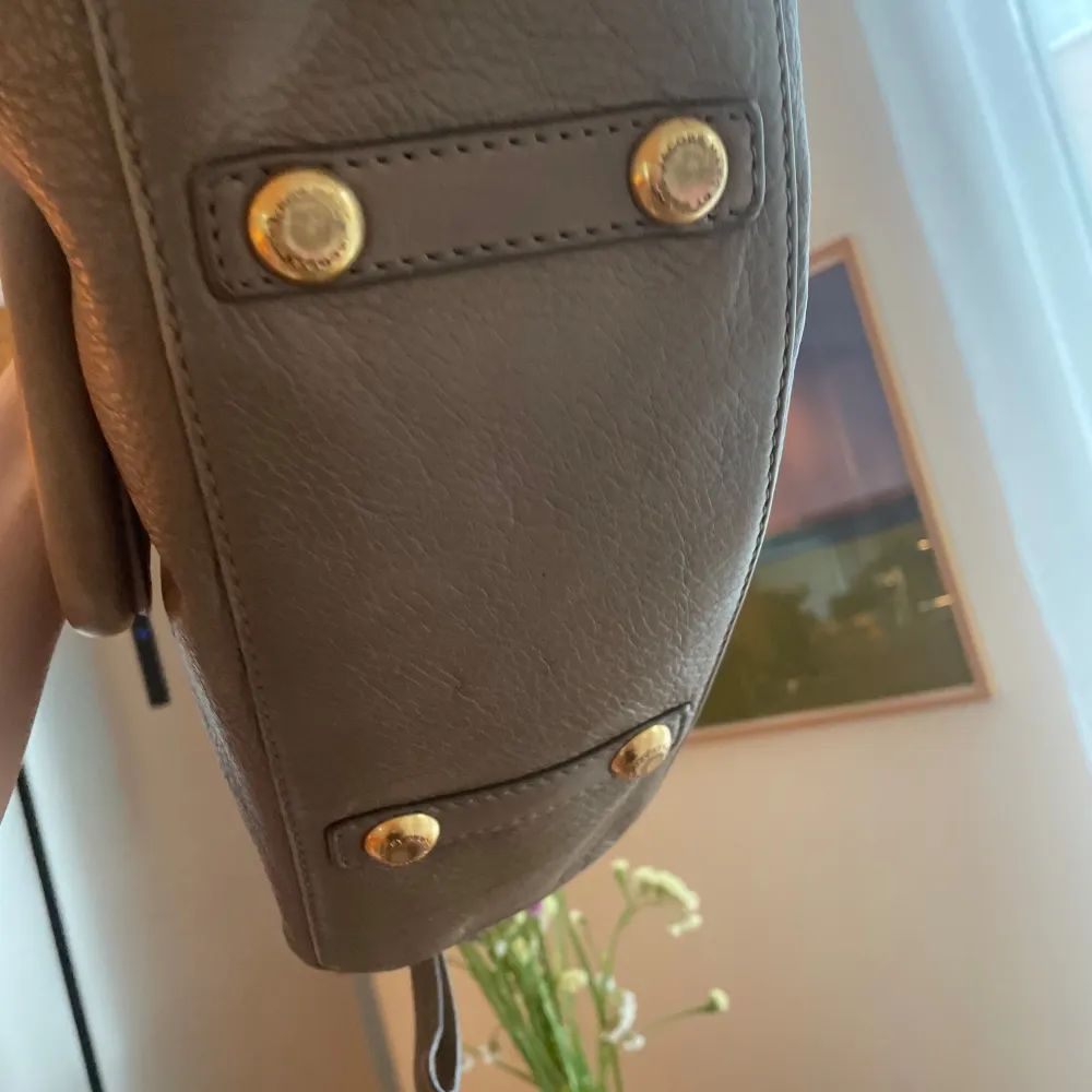 Säljer min Marc Jacobs väska!💗 färgen skulle jag säga är beige/brun🥰 Skriv om ni är intresserade eller har frågor. Väskor.